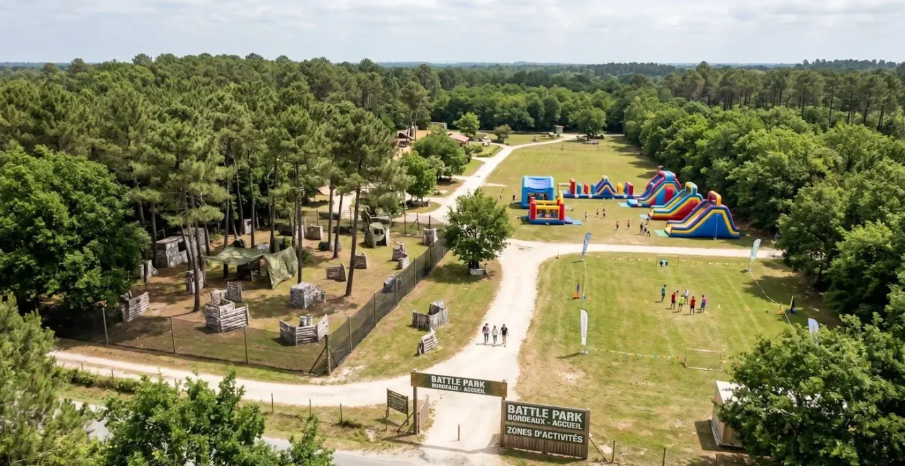 Vue aérienne modérée du parc Battle Park près de Bordeaux montrant plusieurs zones d'activités outdoor distinctes avec végétation environnante et espaces organisés